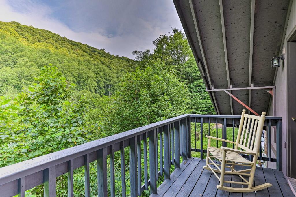 Cozy Roan Mountain Cabin with Private Balcony!, Roan Mountain Updated 2022 Prices
