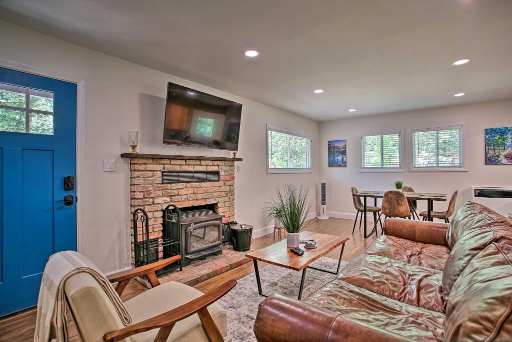 Charming Idyllwild Cabin with Deck and Fire Pit!