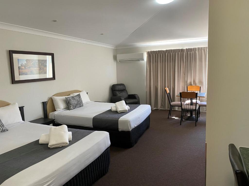 Postel nebo postele na pokoji v ubytování Emerald Explorers Inn