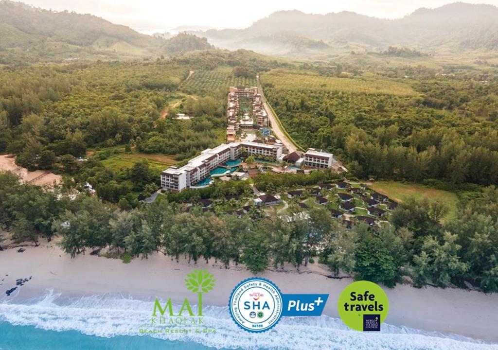 een luchtzicht op een resort op een strand bij Mai Khaolak Beach Resort & Spa - TUIBLUE Mai Khaolak in Khao Lak