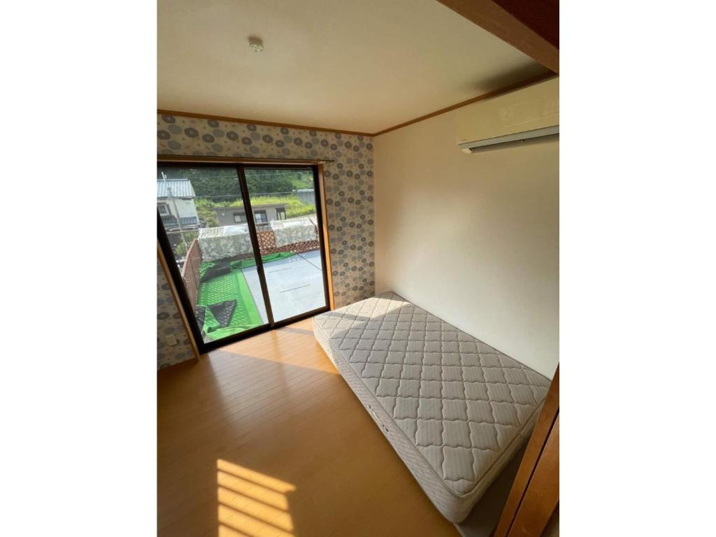 Kanayama的住宿－Iso Tokei - Vacation STAY 61907v，小房间设有床和窗户