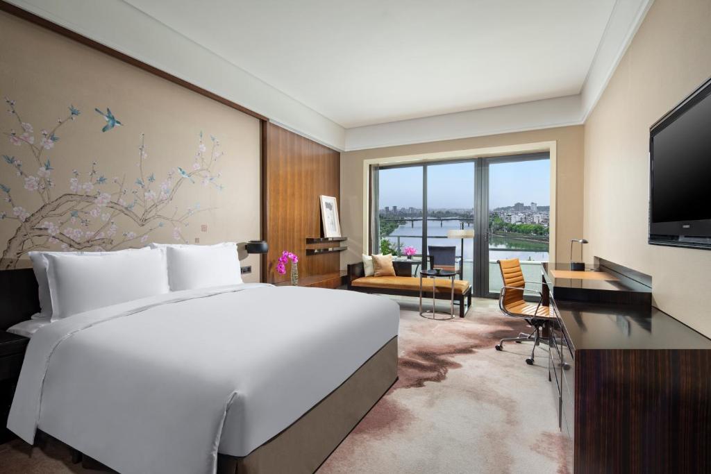 TV a/nebo společenská místnost v ubytování Crowne Plaza Huangshan Yucheng by IHG