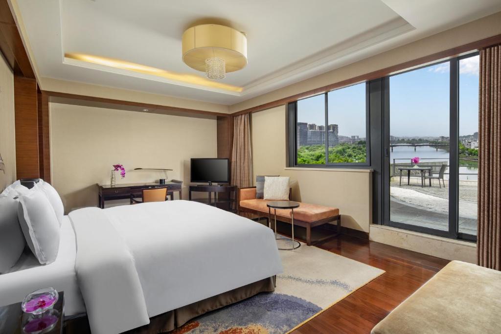 Postel nebo postele na pokoji v ubytování Crowne Plaza Huangshan Yucheng by IHG