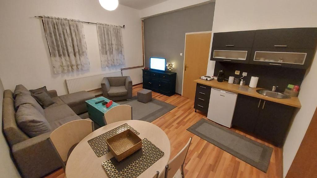 un soggiorno con divano e tavolo di Apartment Bascarsija a Sarajevo