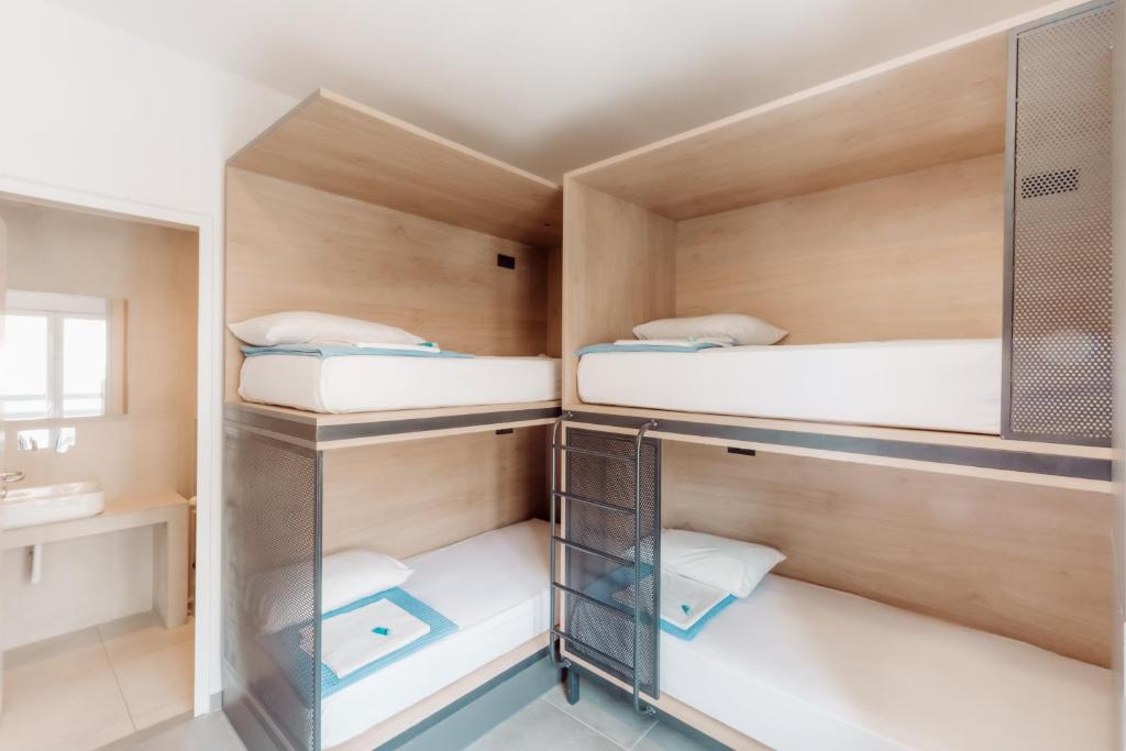 Posteľ alebo postele v izbe v ubytovaní Athens Backpackers