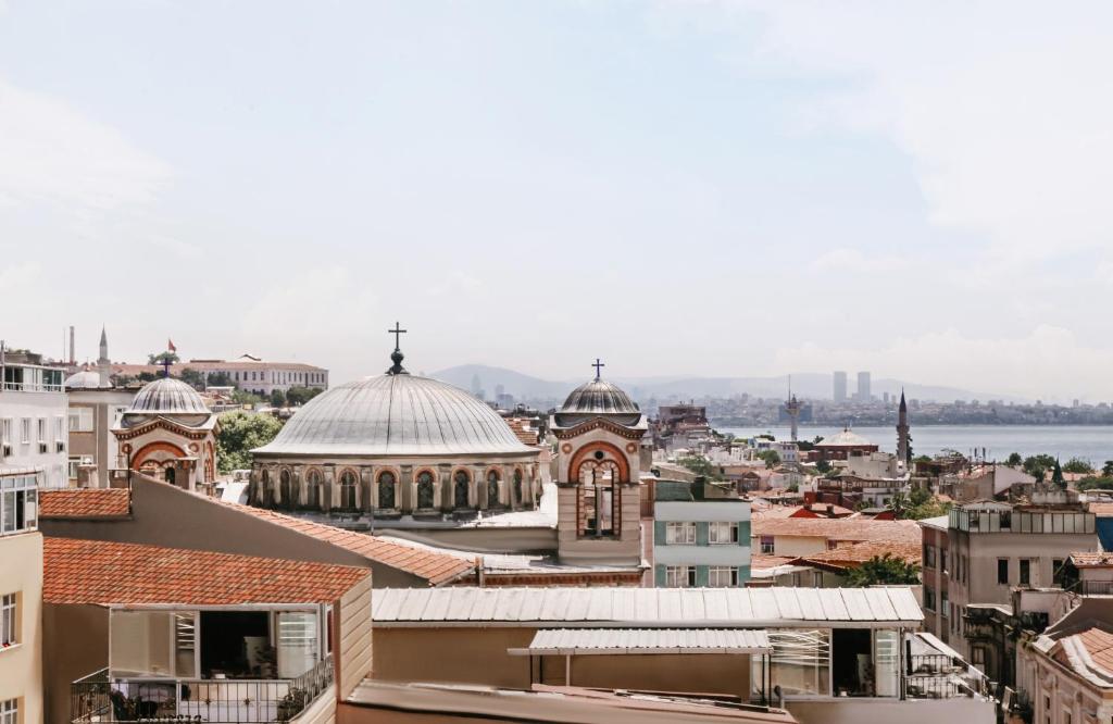 Nespecifikovaný výhled na destinaci Istanbul nebo výhled na město při pohledu z hotelu