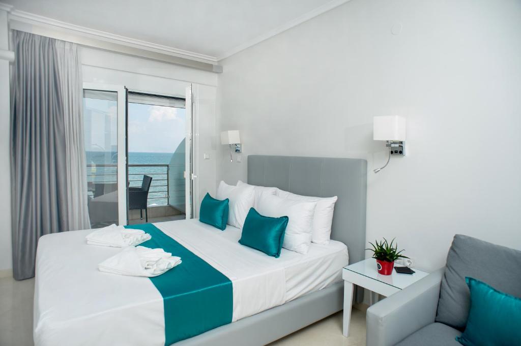 um quarto de hotel com uma cama e vista para o oceano em Lux VIP Apartments em Perea