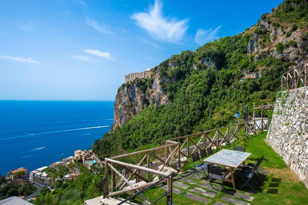 uma vista para a costa amalfi em Villa Foglia Amalfi em Amalfi