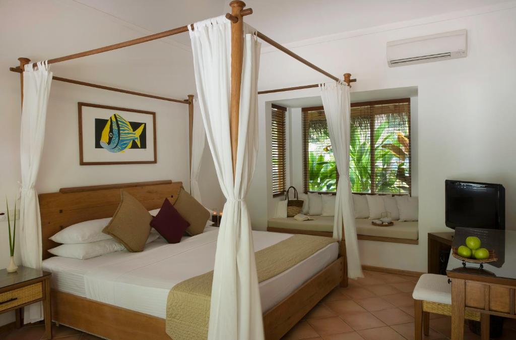 Postel nebo postele na pokoji v ubytování Kuramathi Maldives