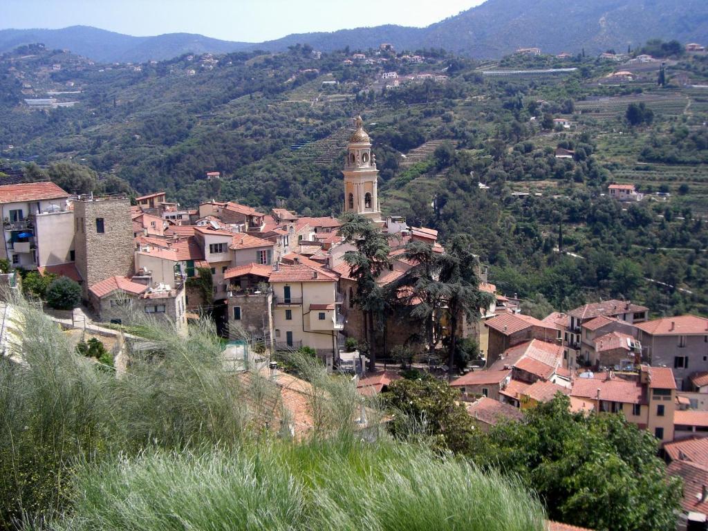ein Dorf auf einem Hügel mit einem Uhrturm in der Unterkunft O Recanto in Vallebona