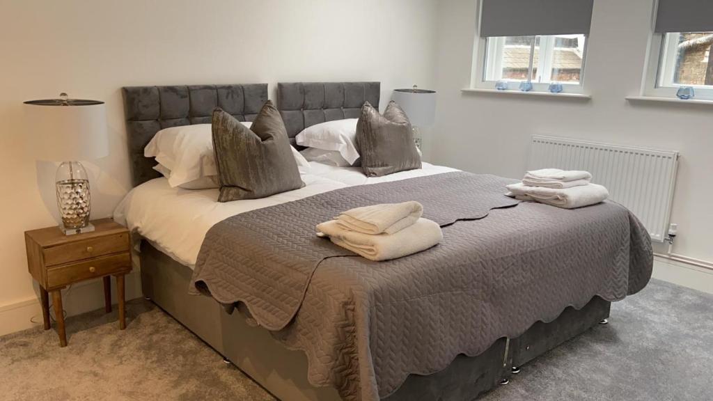 Tempat tidur dalam kamar di York Riverside Apartments