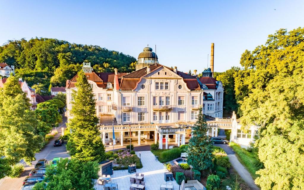 - une vue aérienne sur un manoir arboré dans l'établissement Hotel Badehof, à Bad Salzschlirf