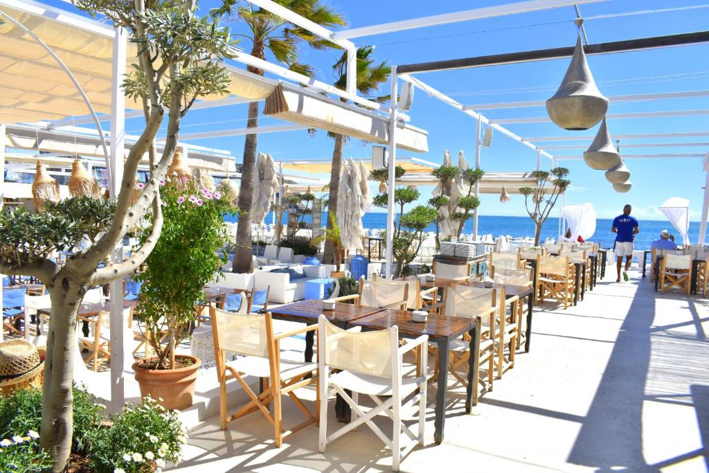 A restaurant or other place to eat at Apartamento Nou Fontana