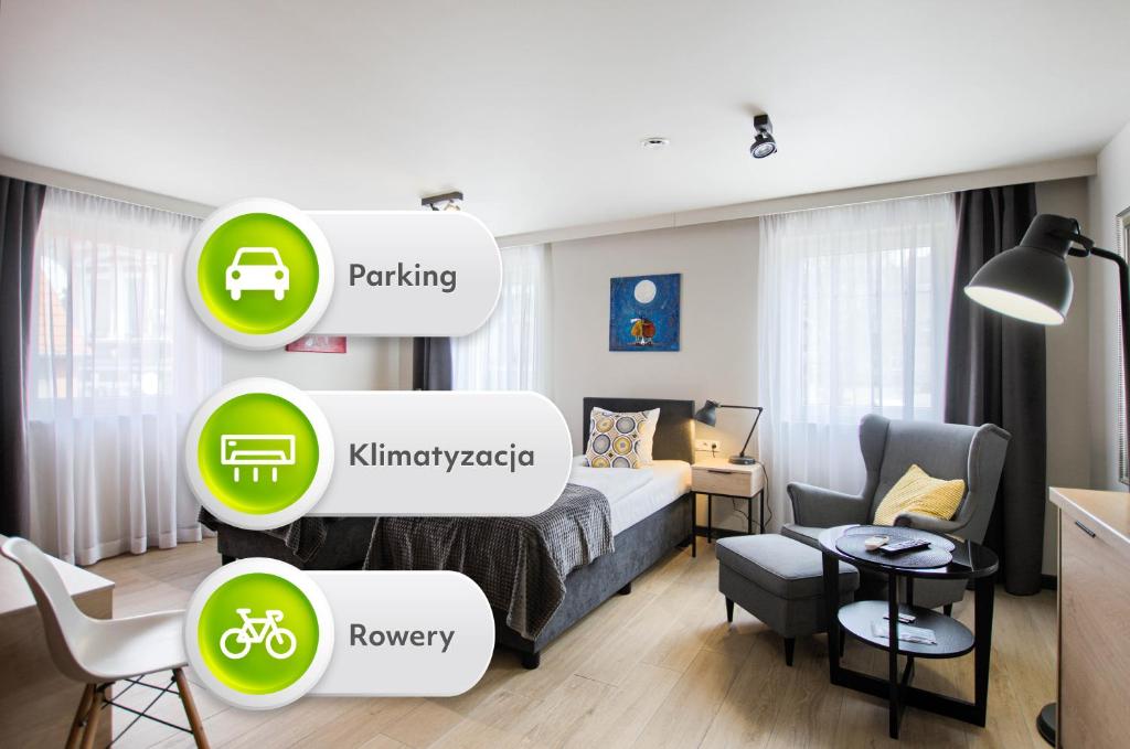 sypialnia z łóżkiem, stołem i krzesłami w obiekcie Apartamenty Centrum Park Sowińskiego 19 w Zielonej Górze