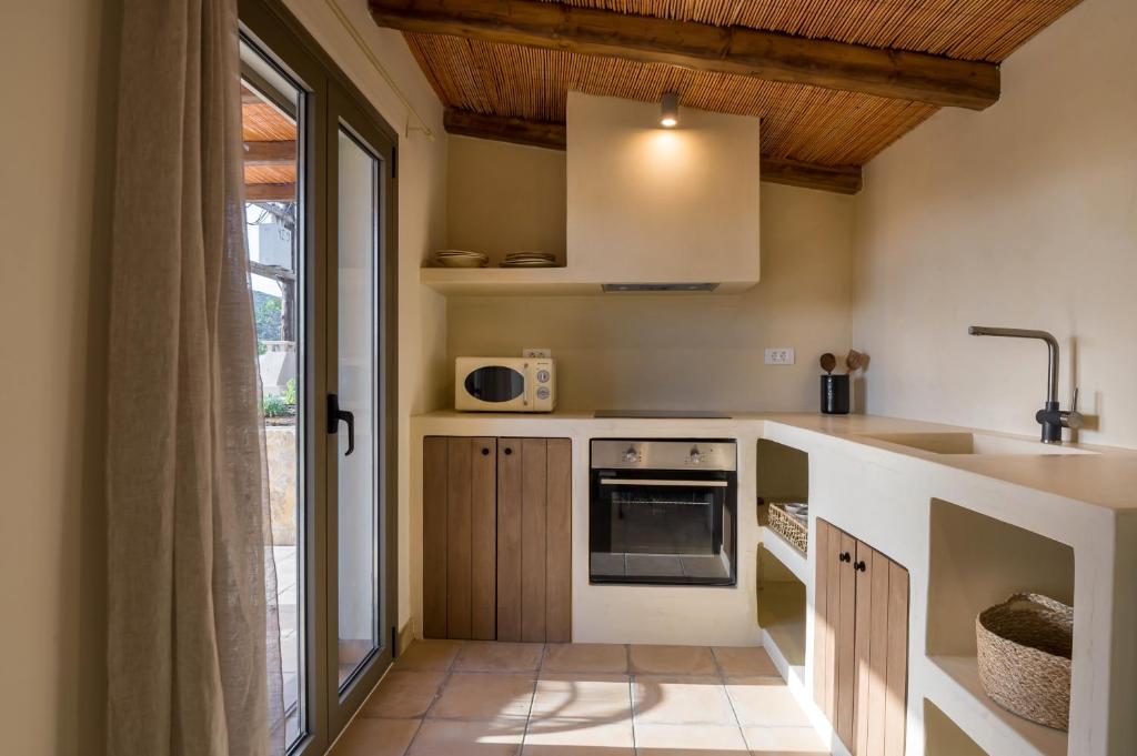A kitchen or kitchenette at La Baracca