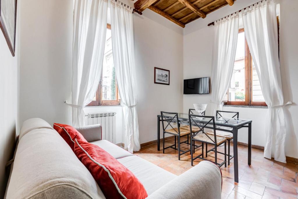 - un salon avec un canapé et une table dans l'établissement LIVING COLOSSEUM, à Rome