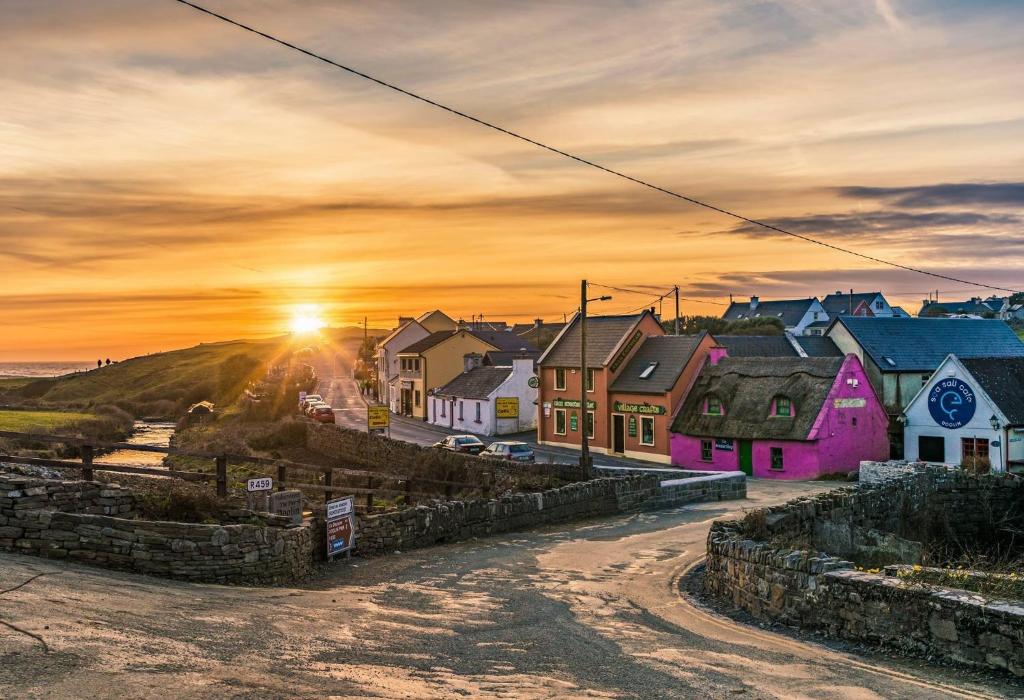 un pueblo con la puesta de sol en el fondo en Lanelodge -Room Only- en Doolin