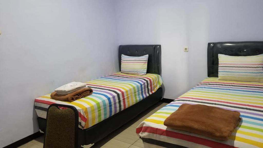 Postel nebo postele na pokoji v ubytování Jember City Hotel
