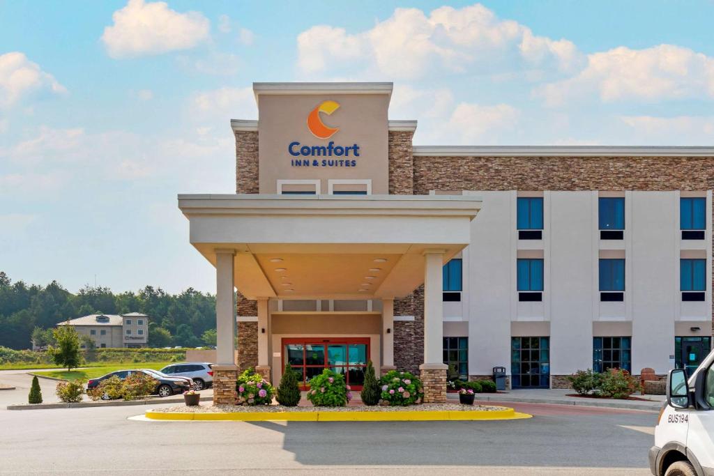 a front view of a hotel with a car dealership at Comfort Inn & Suites East Ellijay in Ellijay