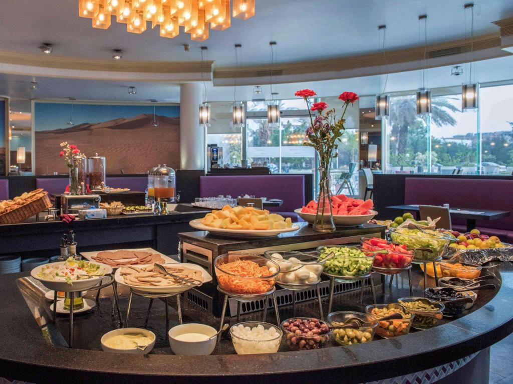 Comida en o cerca de este hotel
