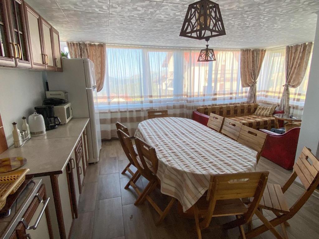 eine Küche mit einem Tisch und Stühlen im Zimmer in der Unterkunft Casa Daria Ranca in Ranca