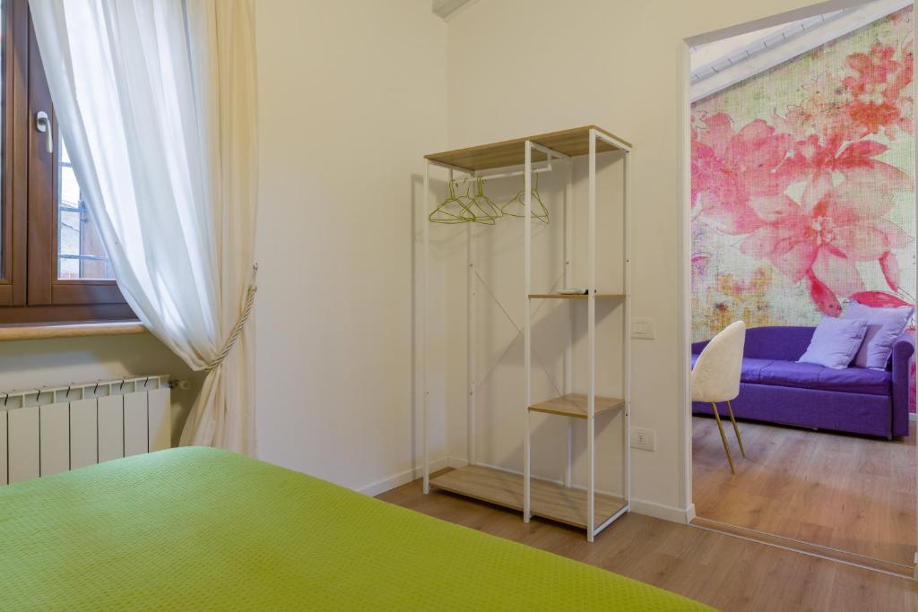 A bed or beds in a room at Giardino Giusti House & Court