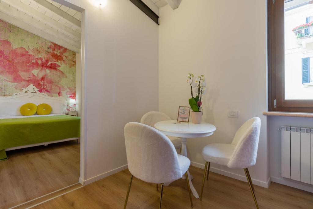 A bed or beds in a room at Giardino Giusti House & Court