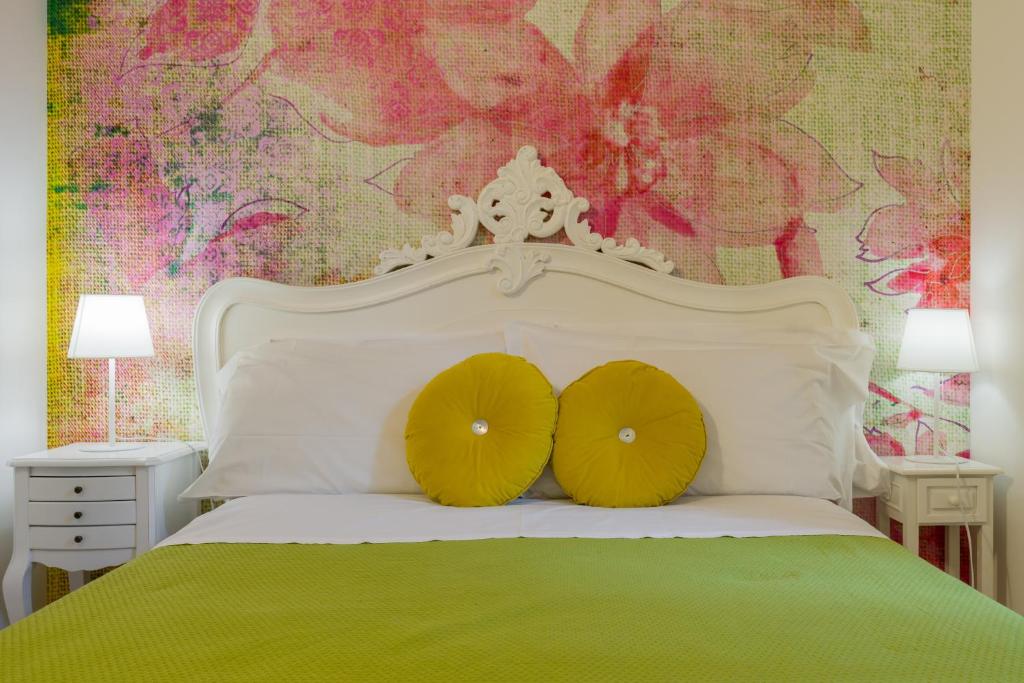 A bed or beds in a room at Giardino Giusti House & Court