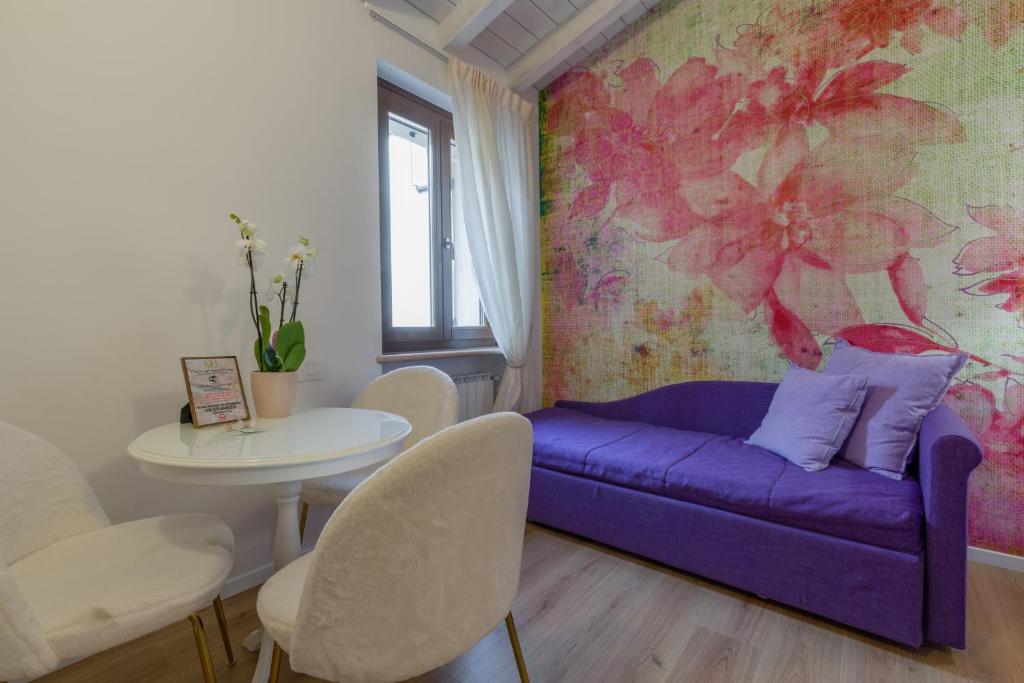 A seating area at Giardino Giusti House & Court