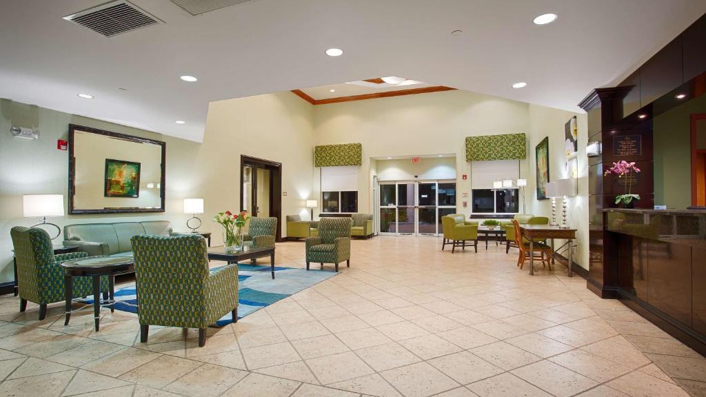 a living room filled with furniture and a kitchen at Best Western Plus Miami-Doral/Dolphin Mall in Miami