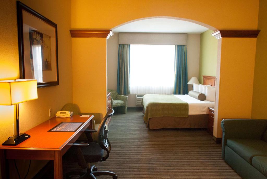 Postel nebo postele na pokoji v ubytování Best Western Plus Miami-Doral/Dolphin Mall