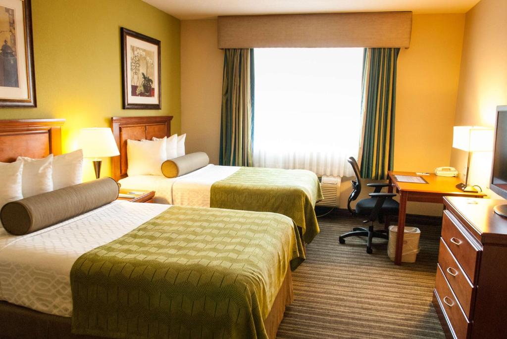 Postel nebo postele na pokoji v ubytování Best Western Plus Miami-Doral/Dolphin Mall