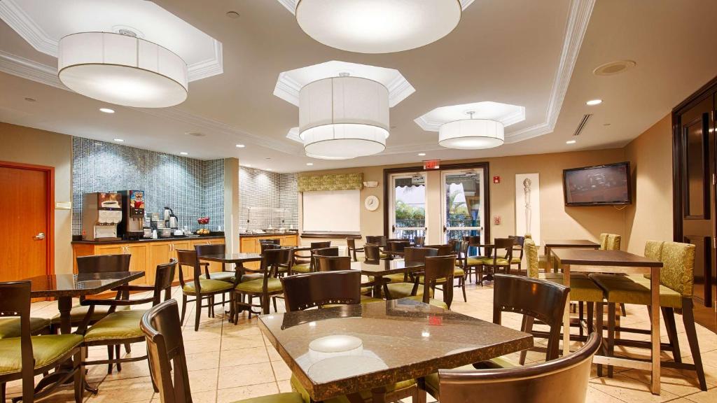 Restaurace v ubytování Best Western Plus Miami-Doral/Dolphin Mall