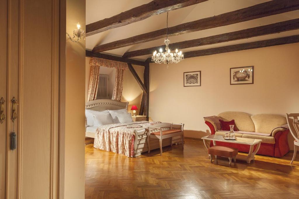 Łóżko lub łóżka w pokoju w obiekcie Boutique Hotel Constans