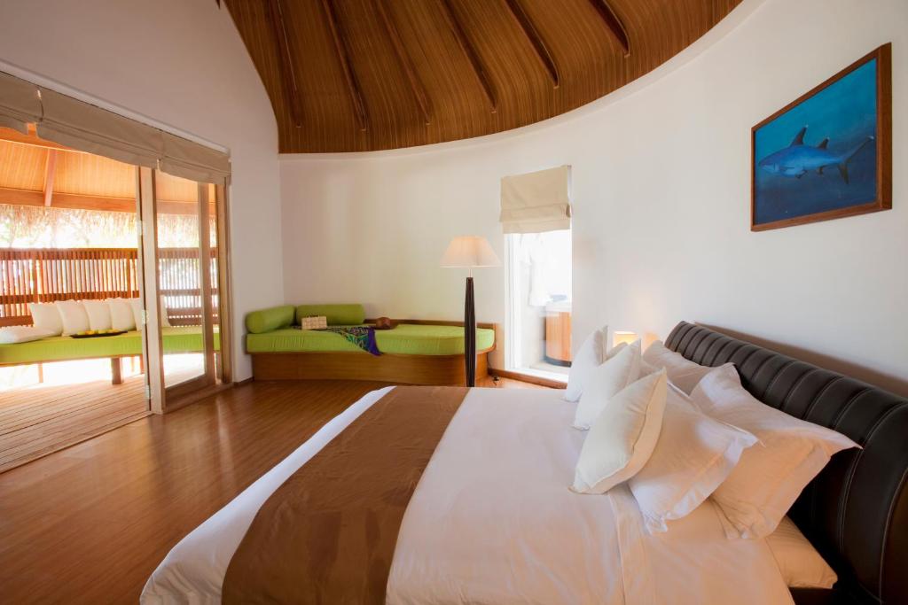 Postel nebo postele na pokoji v ubytování Kuramathi Maldives