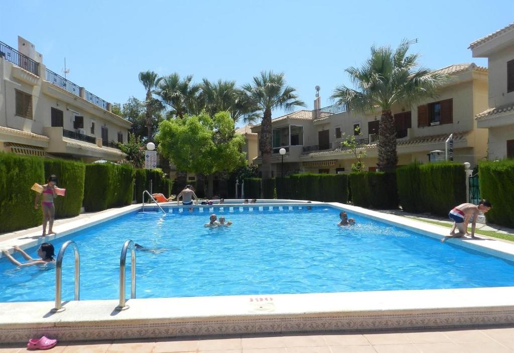 בריכת השחייה שנמצאת ב-Playa flamenca או באזור