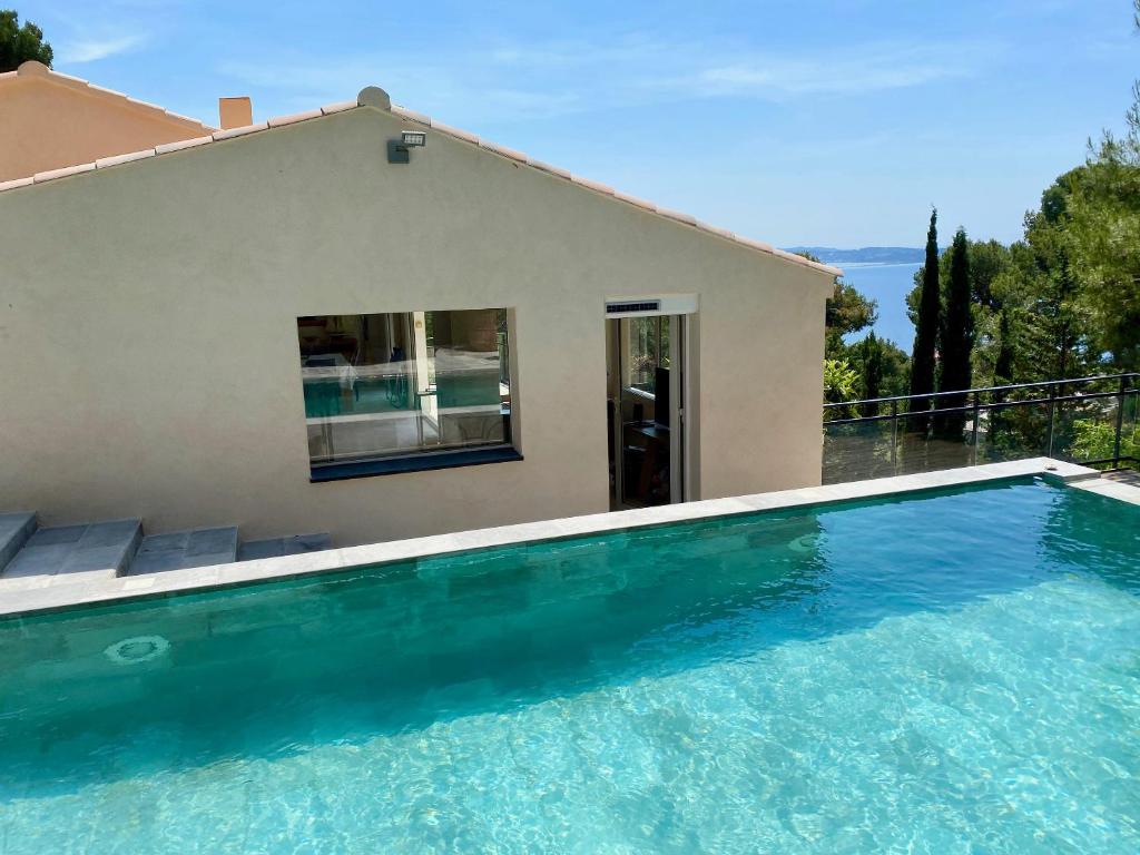 une piscine devant une maison dans l'établissement Appartement confortable à Hyères avec piscine privée, à Hyères