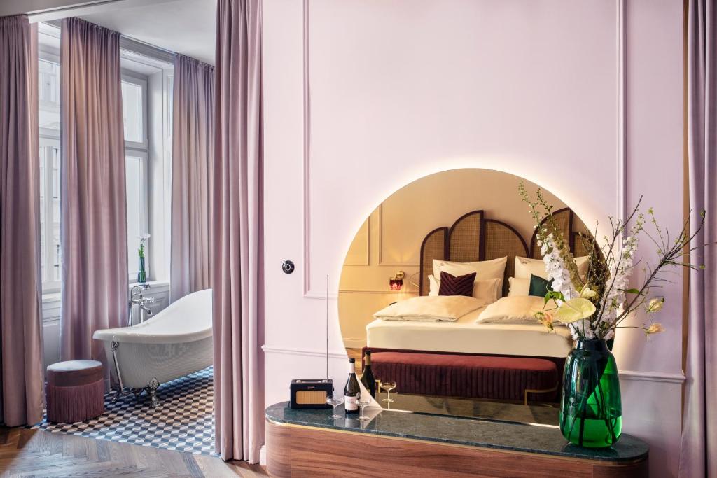 Postel nebo postele na pokoji v ubytování Hotel Josefine