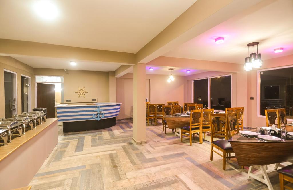 Restoran või mõni muu söögikoht majutusasutuses Hotel Smugglers Mountain View - central heated & air Cooled #Free Pick from Volvo Bus Stand