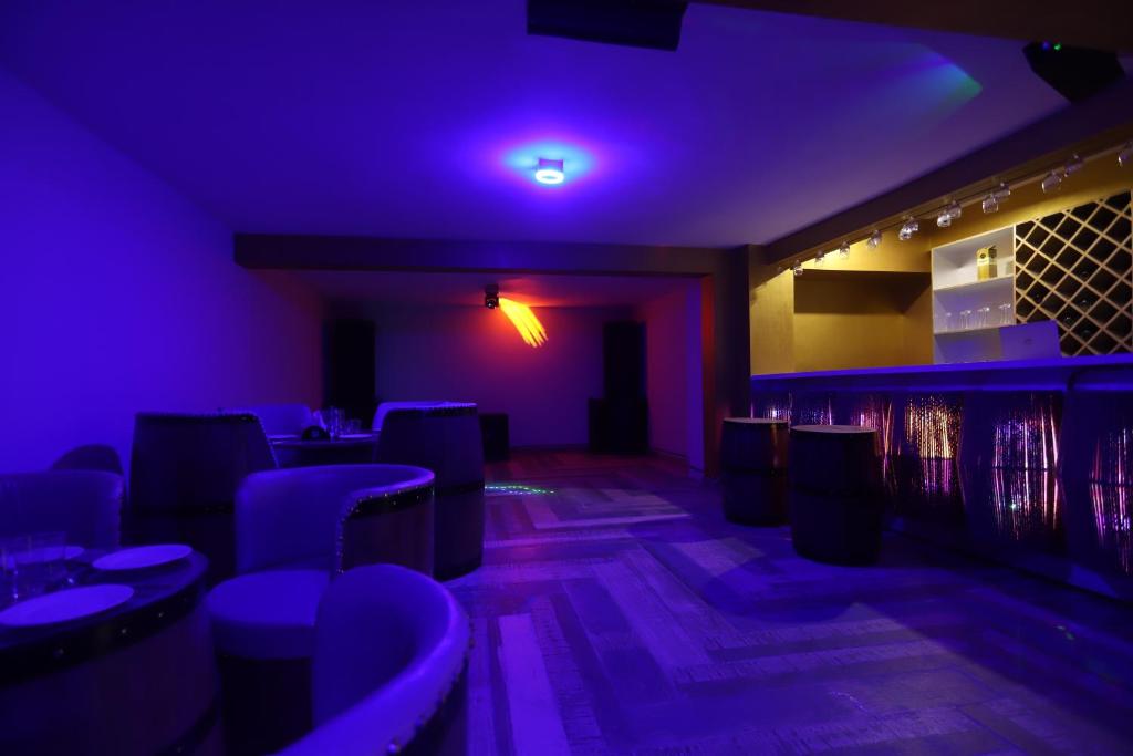 Istumisnurk majutusasutuses Hotel Smugglers Mountain View - central heated & air Cooled #Free Pick from Volvo Bus Stand