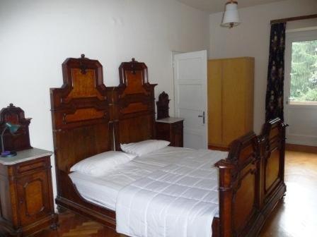 カヴァレーゼにあるVilla Volpe Rossaのベッドルーム1室(白いシーツを使用した大きな木製ベッド1台付)