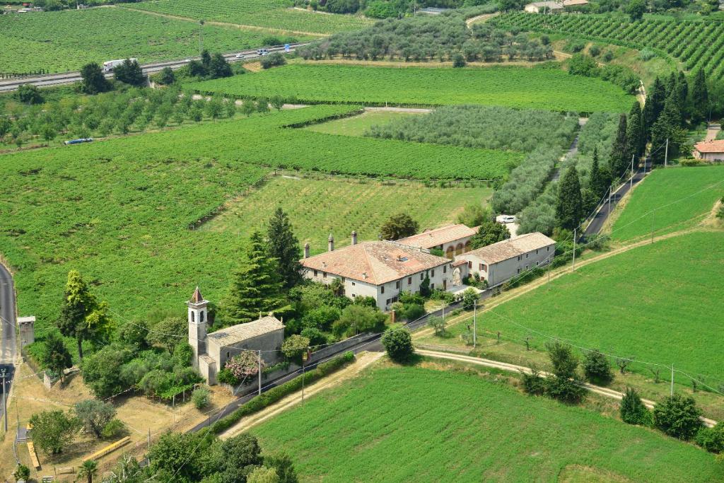 une vue aérienne sur un bâtiment situé dans un champ verdoyant dans l'établissement Agriturismo Della Pieve, à Bardolino