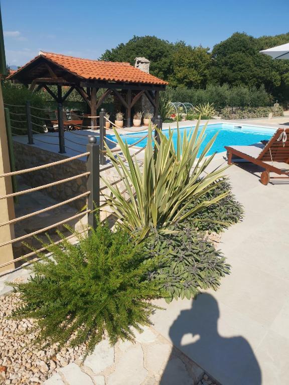 Bazén v ubytování Holiday Home Nika nebo v jeho okolí