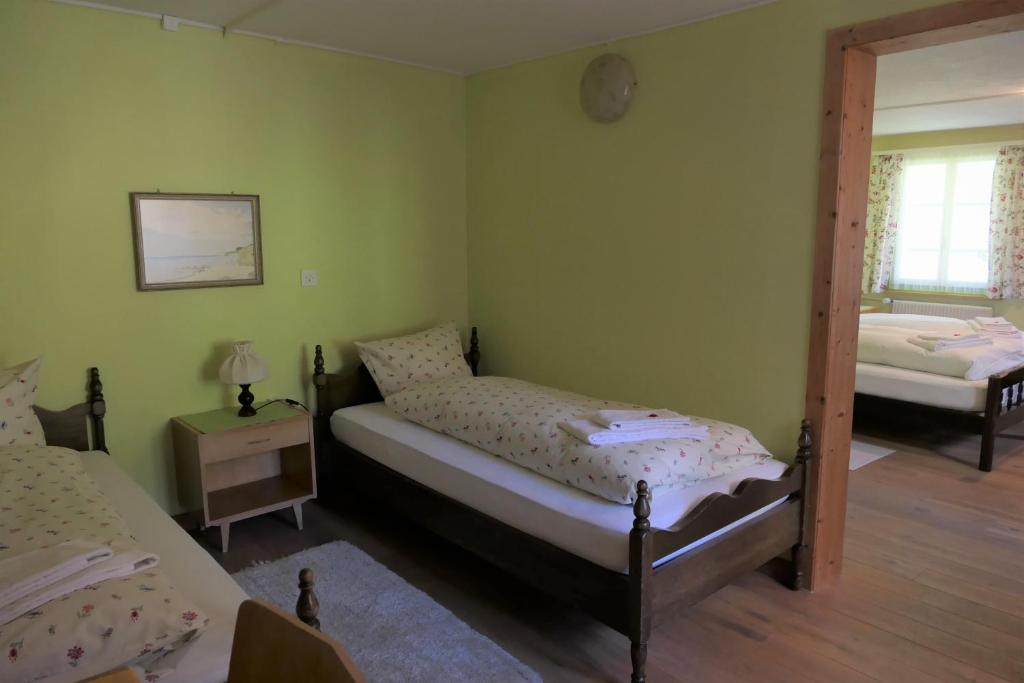 Postel nebo postele na pokoji v ubytování Hotel Rigi Klösterli