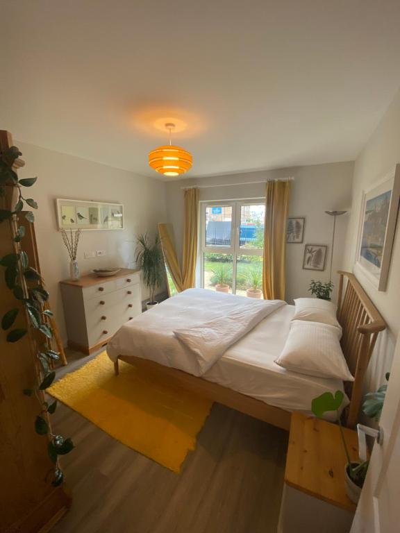 Un dormitorio con una cama grande y una ventana en Stylish Apartment with Terrace, en Uxbridge