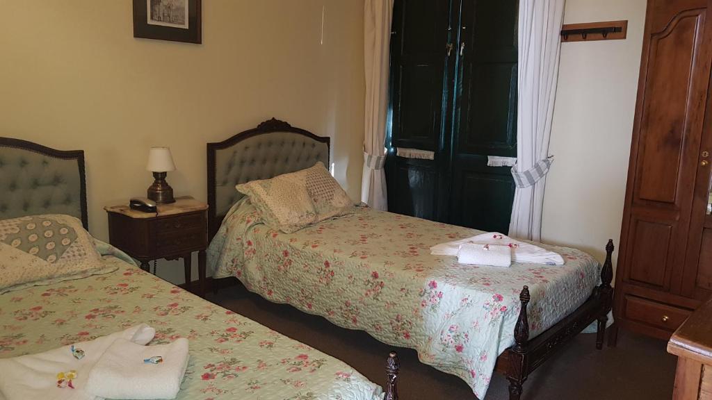 1 dormitorio con 2 camas y toallas. en Posta Torreón en Concepción del Uruguay