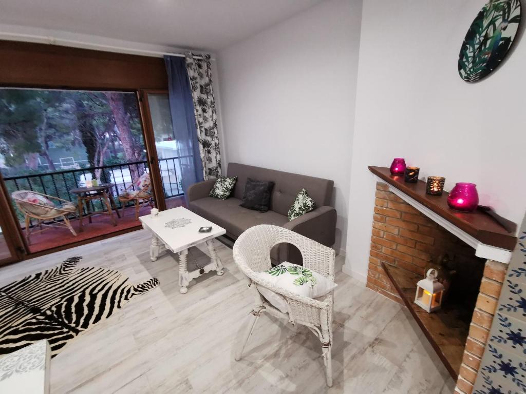uma sala de estar com um sofá e uma lareira em APARTAMENTO PORT DE RODA DE BARA -ROC SANT GAIETA em Roda de Bará