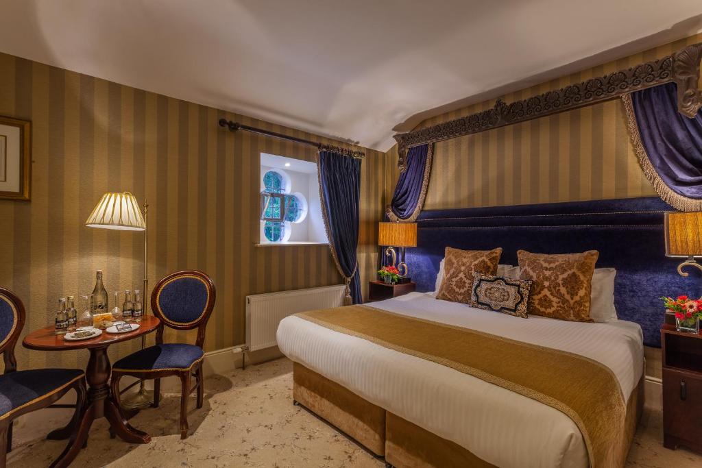 Postel nebo postele na pokoji v ubytování Cabra Castle Hotel