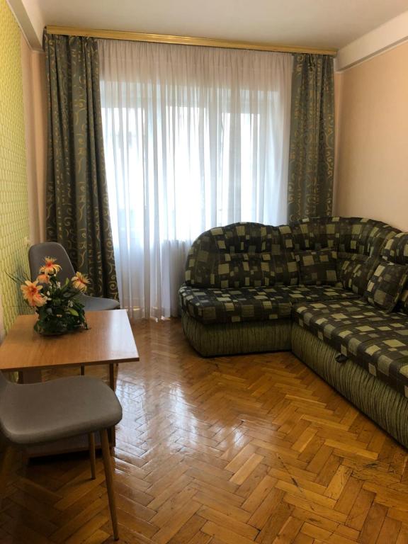 een woonkamer met een bank en een tafel bij Kyiv daily rent Apartments on Bogdana Gavrilishina 10 in Kiev