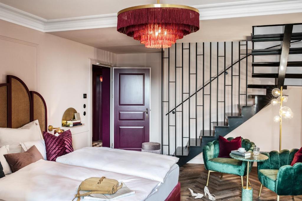 Postel nebo postele na pokoji v ubytování Hotel Josefine